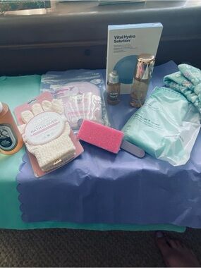 Spa & Bath Care Bundle - Neutral Cream Gloves with Teal Pack